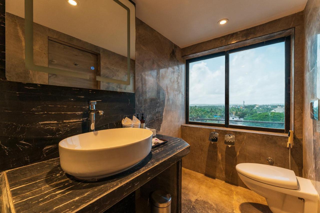 Regenta Central Imperial Candolim Goa Exteriör bild